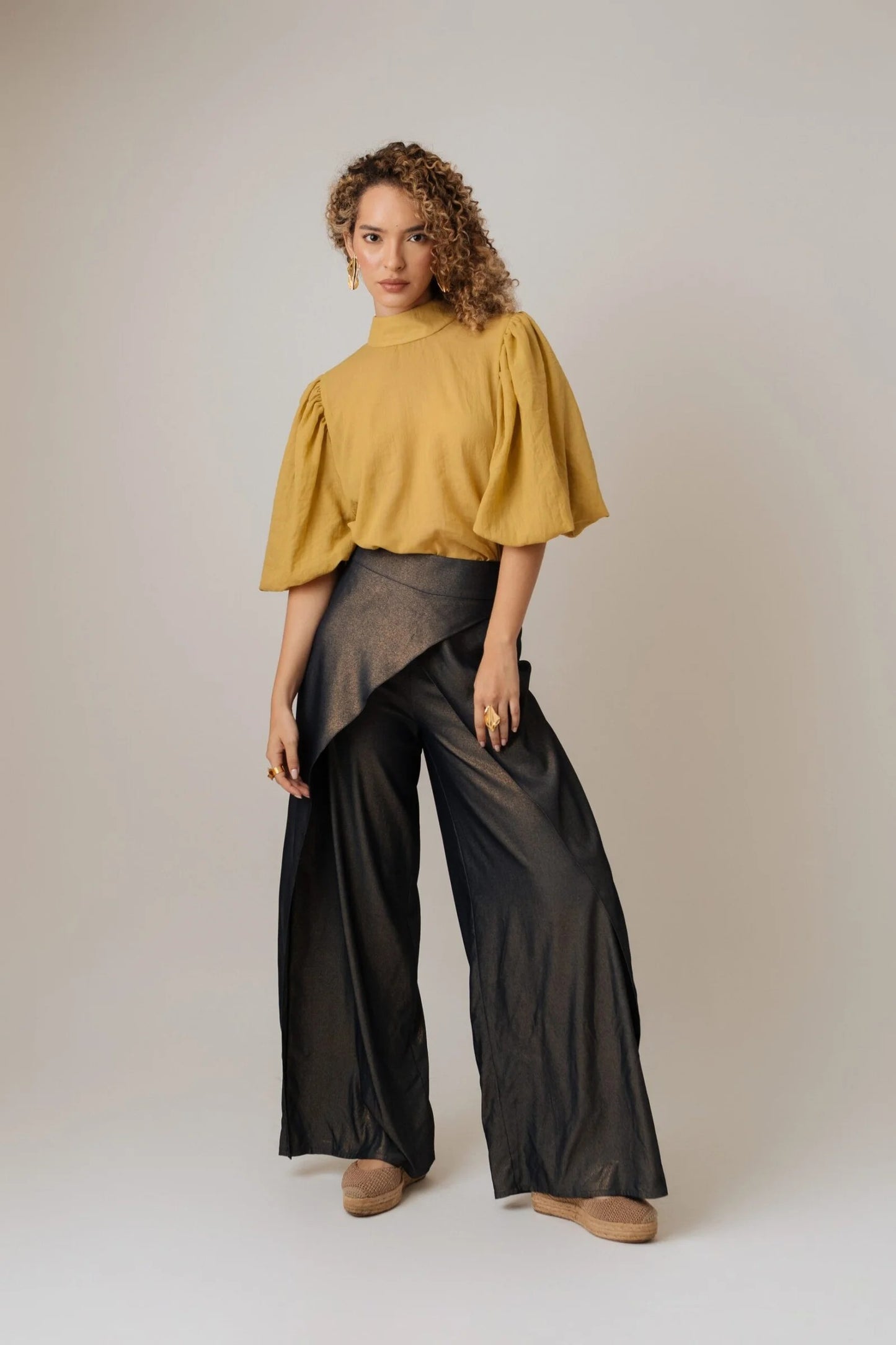 Pantalón Con Capa Cruzado