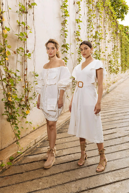 Vestido Corto Cuello Profundo Con Hebilla