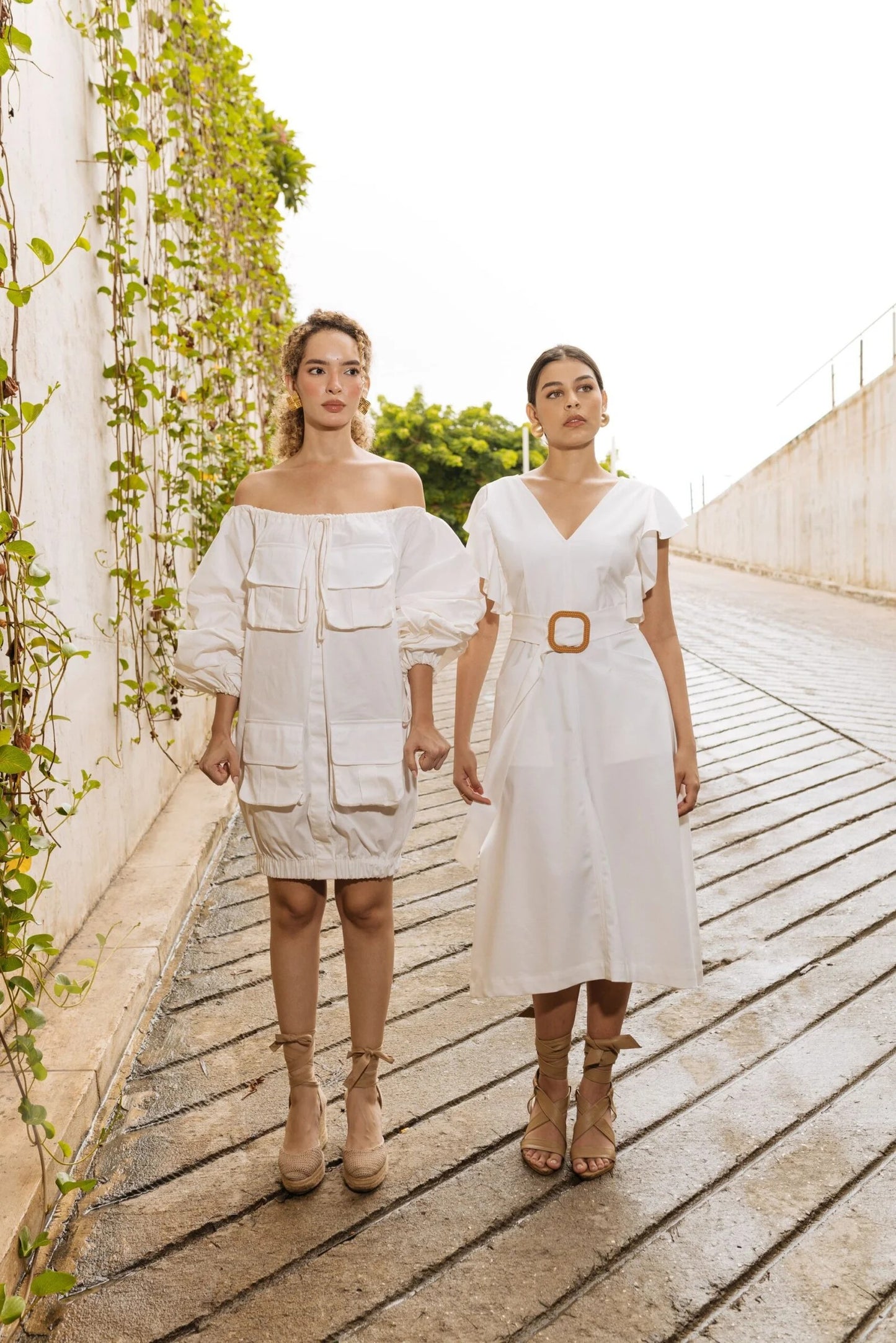 Vestido Corto Cuello Profundo Con Hebilla