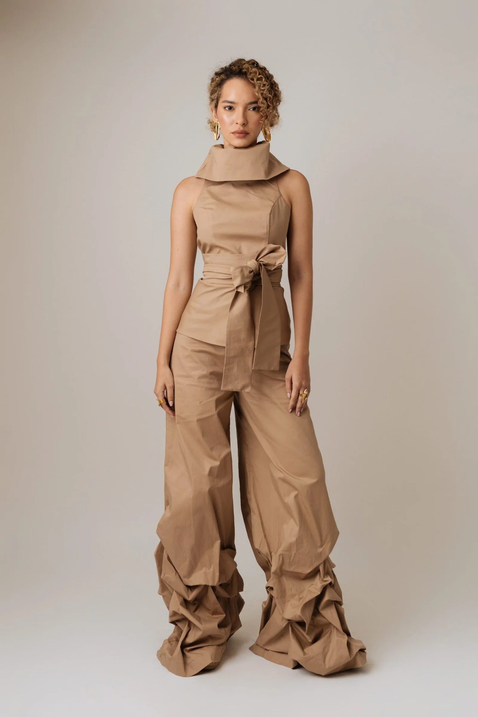 Pantalón Bota Amplio Con Pellizcos