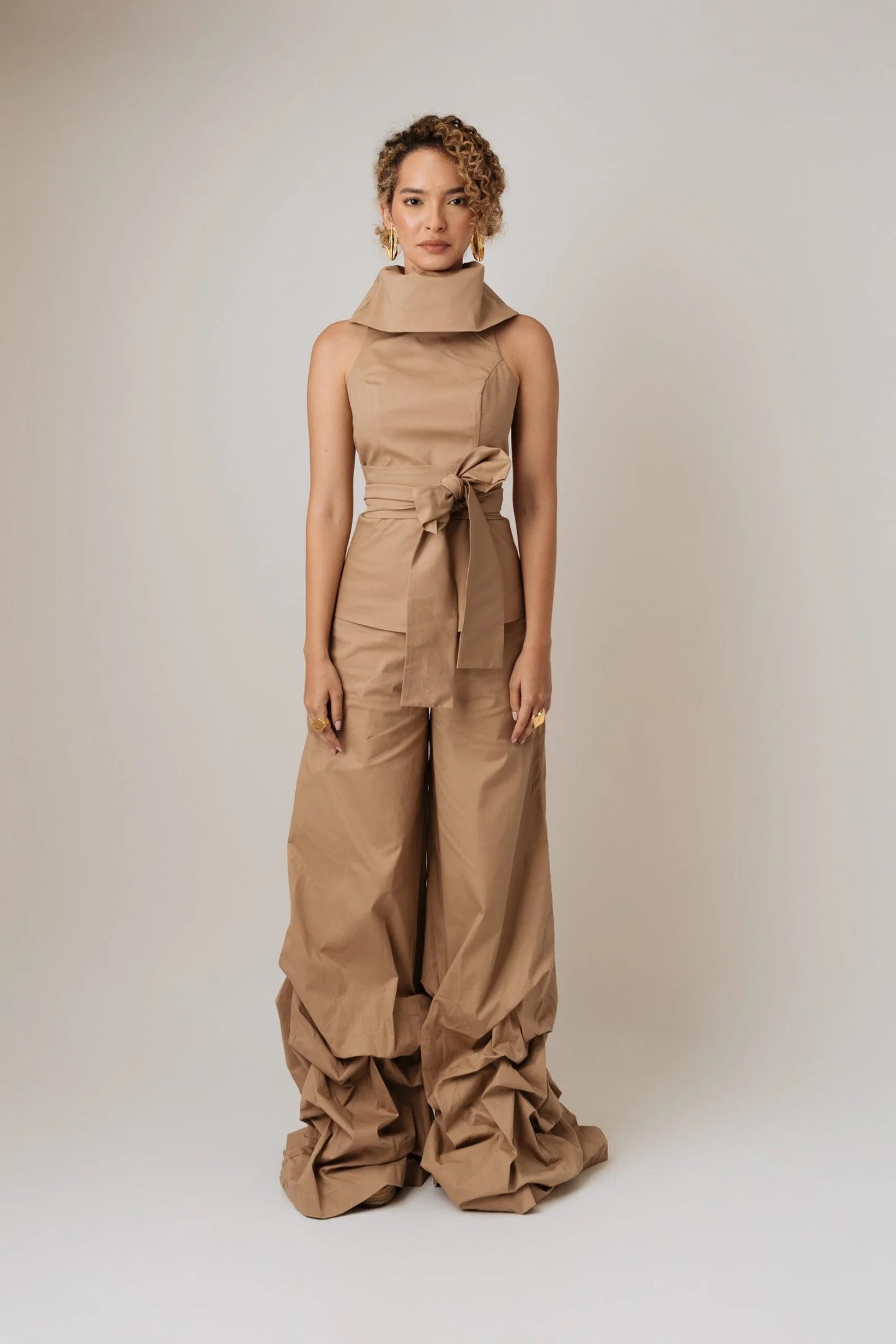 Pantalón Bota Amplio Con Pellizcos