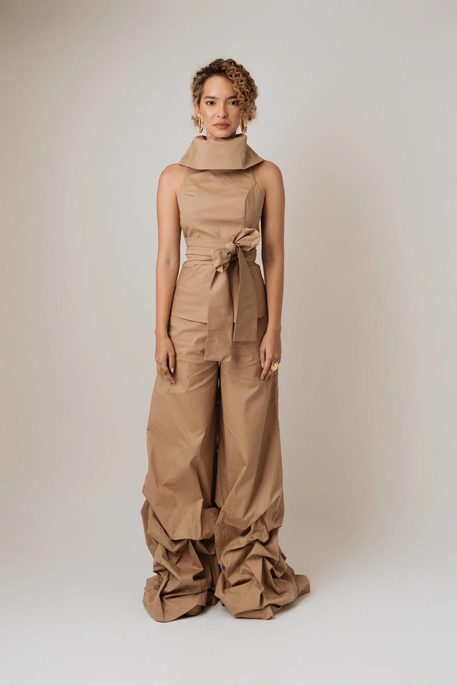 Pantalón Bota Amplio Con Pellizcos