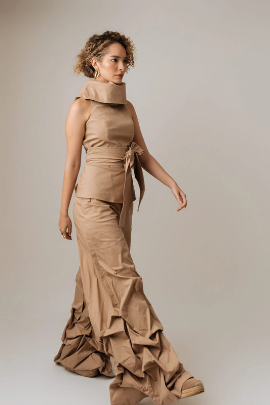 Pantalón Bota Amplio Con Pellizcos